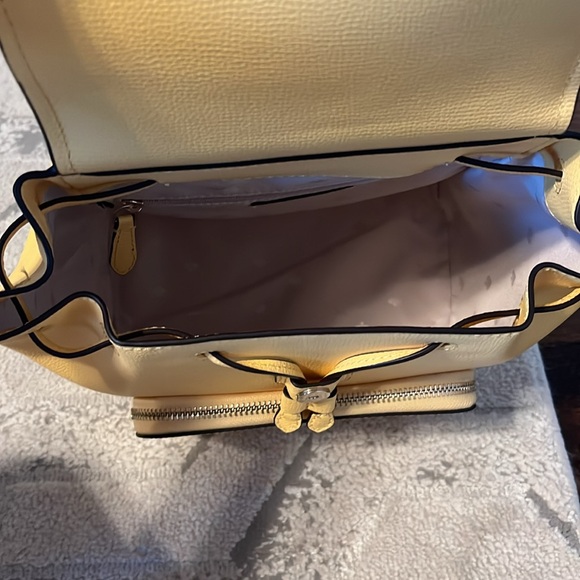 Kristi Medium Flap Backpack baby yellow - Picture 4 of 6